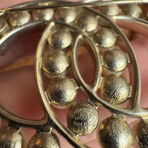 100% Authentic Chanel CC Pearl Brooch Pin - Picture 3 of 3